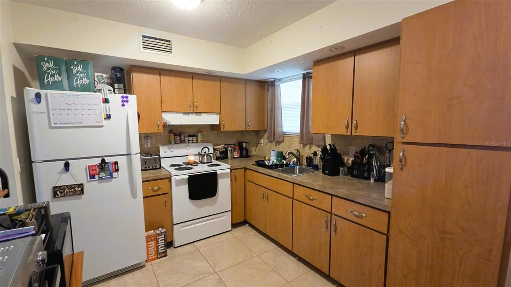 For Sale: $155,000 (2 beds, 2 baths, 884 Square Feet)