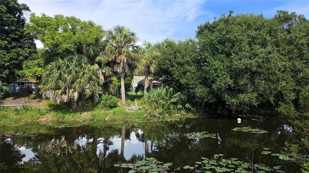 For Sale: $155,000 (2 beds, 2 baths, 884 Square Feet)