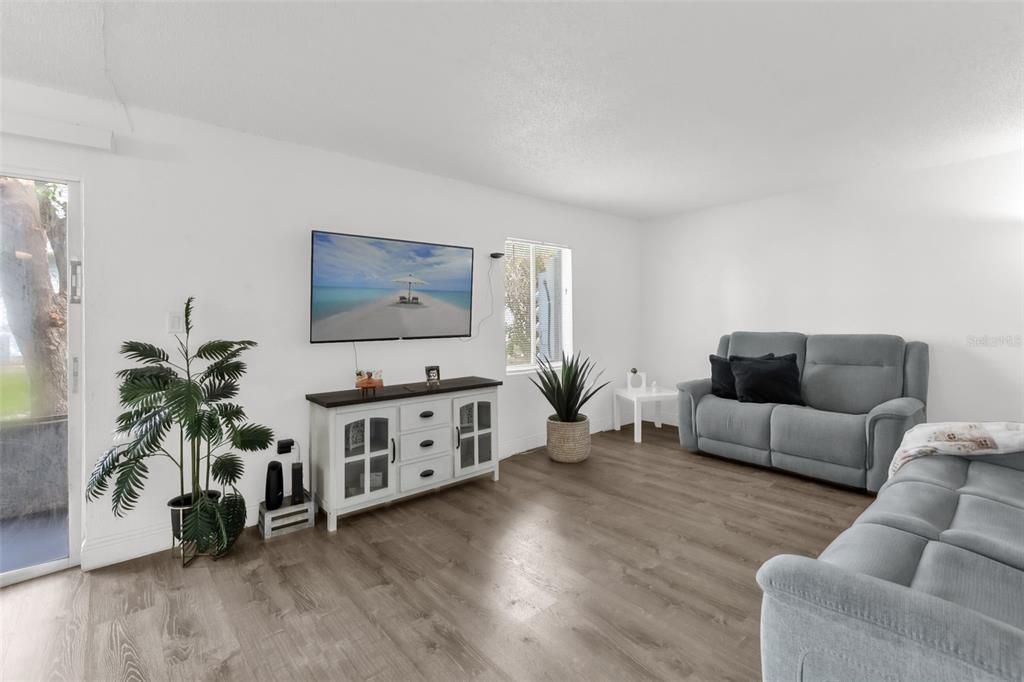 For Sale: $95,000 (2 beds, 2 baths, 976 Square Feet)