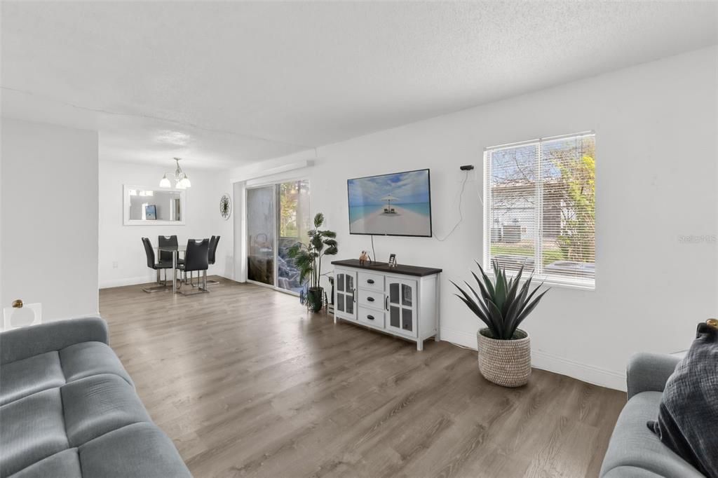 For Sale: $95,000 (2 beds, 2 baths, 976 Square Feet)