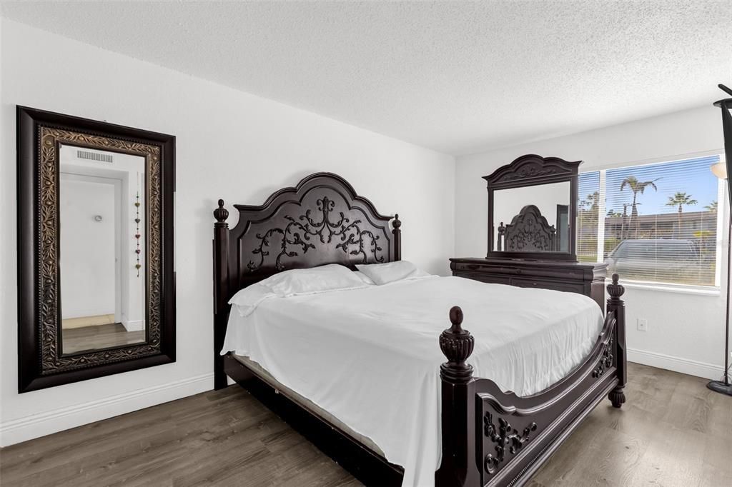 For Sale: $95,000 (2 beds, 2 baths, 976 Square Feet)