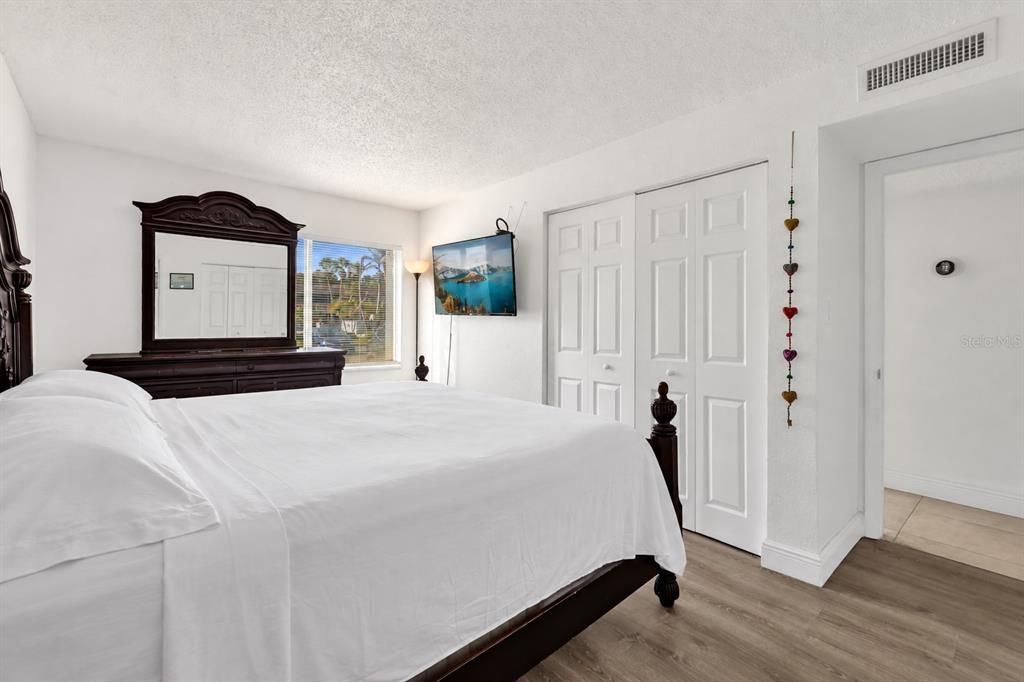 For Sale: $95,000 (2 beds, 2 baths, 976 Square Feet)