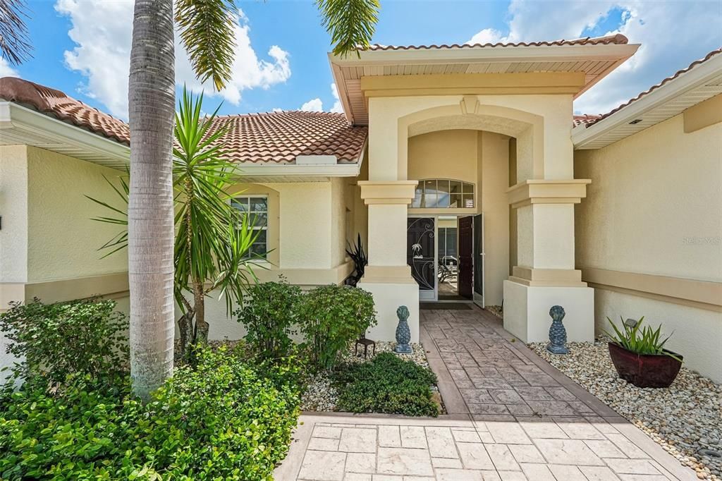 Activo con contrato: $499,000 (3 camas, 3 baños, 2347 Pies cuadrados)