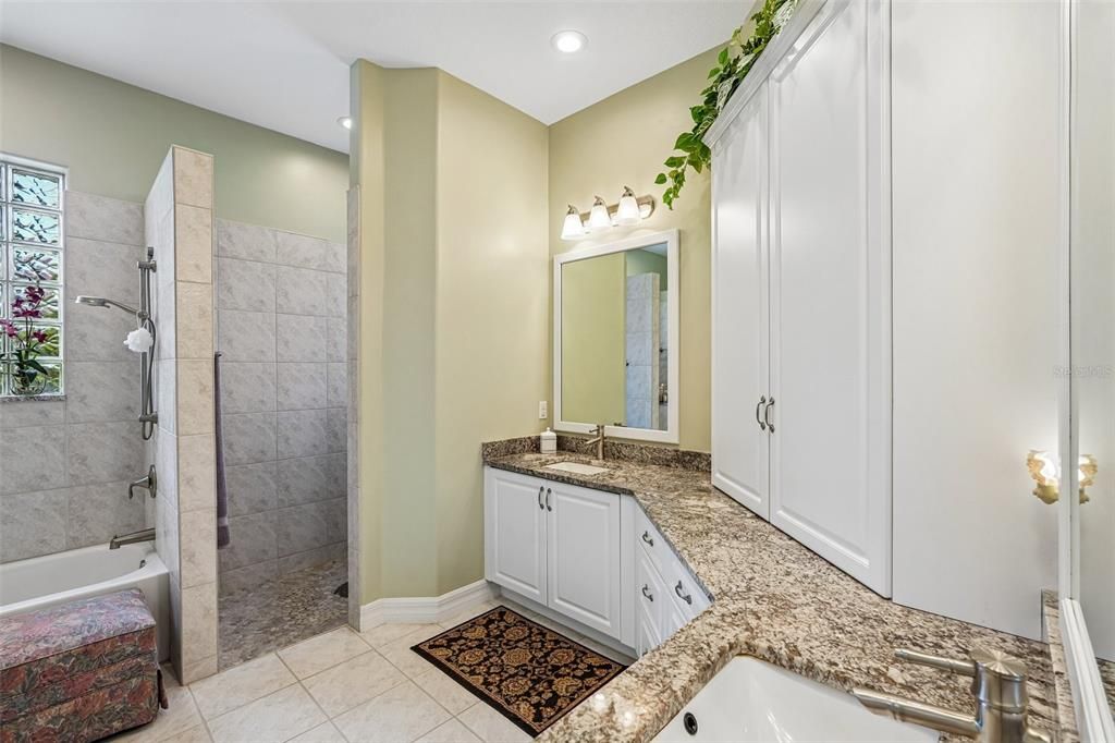 Activo con contrato: $499,000 (3 camas, 3 baños, 2347 Pies cuadrados)