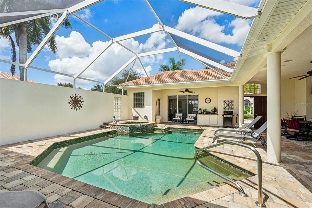 Activo con contrato: $499,000 (3 camas, 3 baños, 2347 Pies cuadrados)