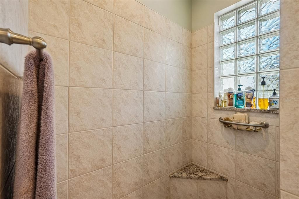 Activo con contrato: $499,000 (3 camas, 3 baños, 2347 Pies cuadrados)