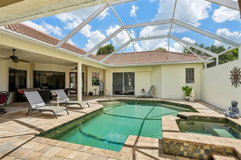 Activo con contrato: $499,000 (3 camas, 3 baños, 2347 Pies cuadrados)