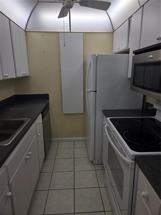 For Rent: $2,200 (2 beds, 2 baths, 875 Square Feet)