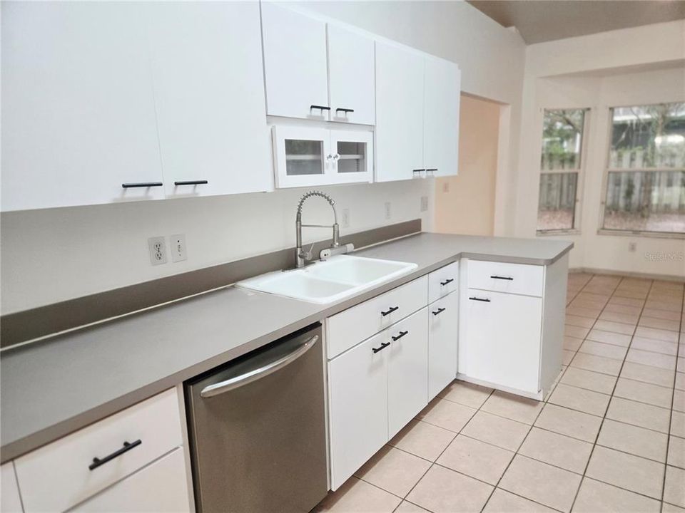 For Sale: $330,000 (3 beds, 2 baths, 1574 Square Feet)