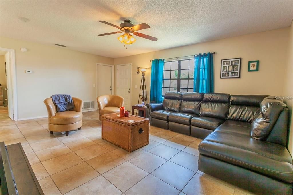 For Sale: $195,000 (3 beds, 2 baths, 1136 Square Feet)
