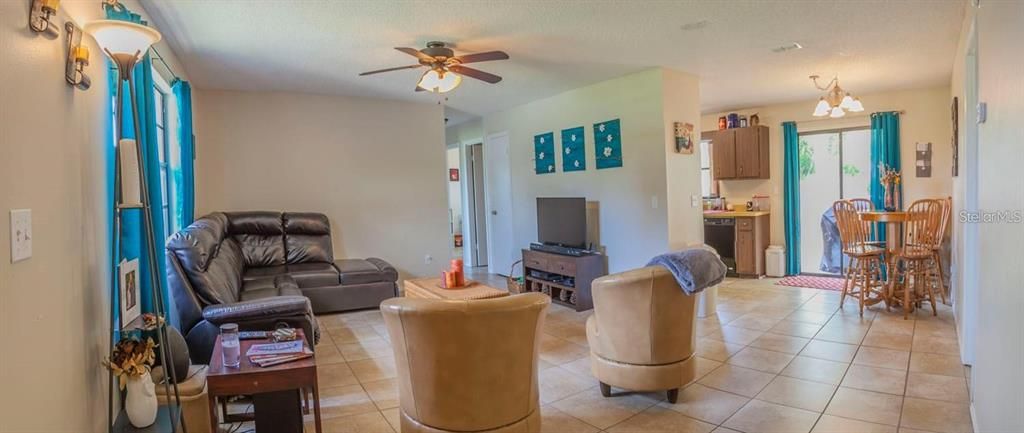 For Sale: $195,000 (3 beds, 2 baths, 1136 Square Feet)