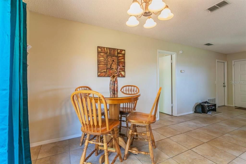 For Sale: $195,000 (3 beds, 2 baths, 1136 Square Feet)