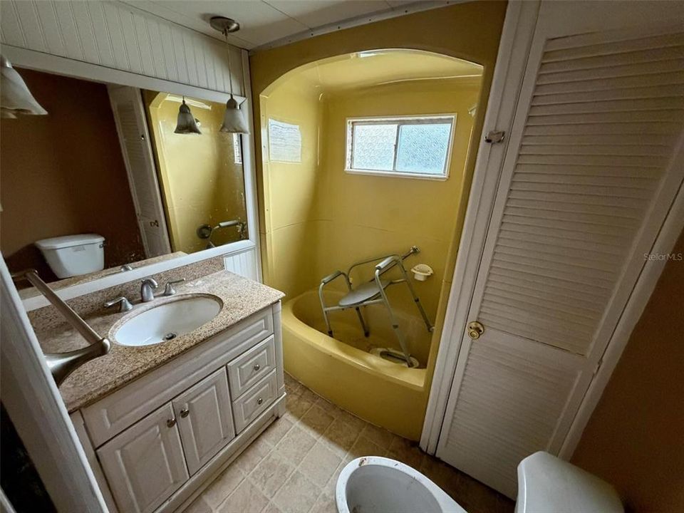 待售: $80,000 (2 贝兹, 2 浴室, 696 平方英尺)