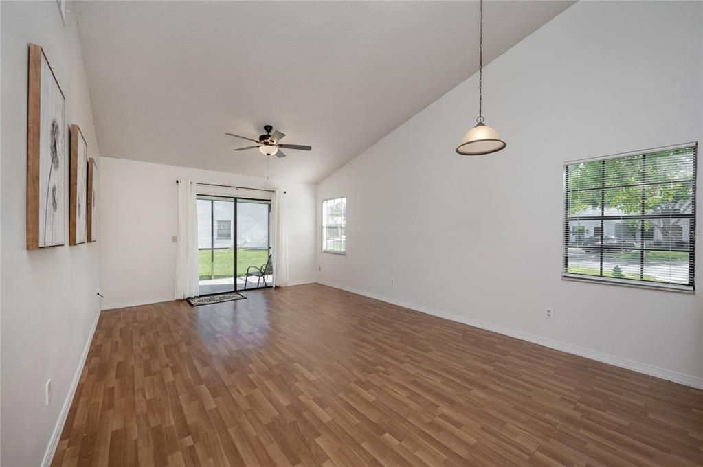 В аренду: $1,850 (2 спален, 2 ванн, 1068 Квадратных фут)