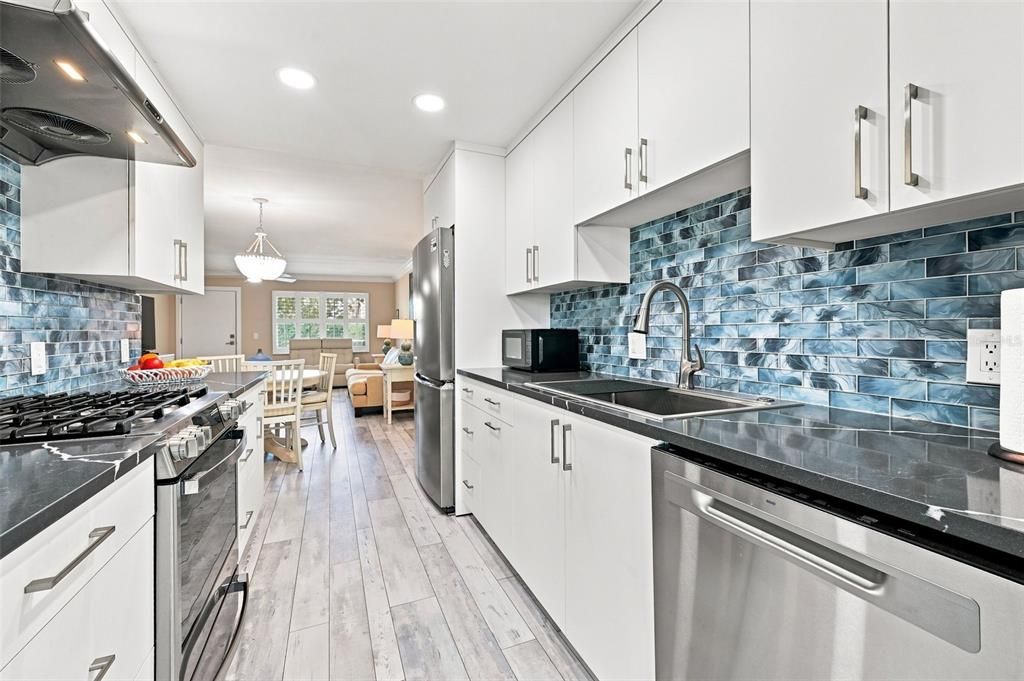 На продажу: $243,000 (2 спален, 2 ванн, 1175 Квадратных фут)
