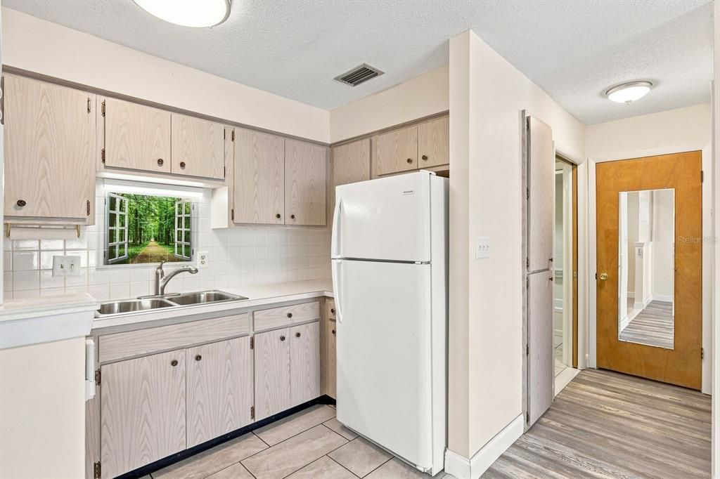 For Sale: $95,000 (1 beds, 1 baths, 600 Square Feet)