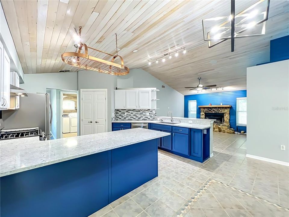 En Venta: $425,000 (3 camas, 2 baños, 1881 Pies cuadrados)