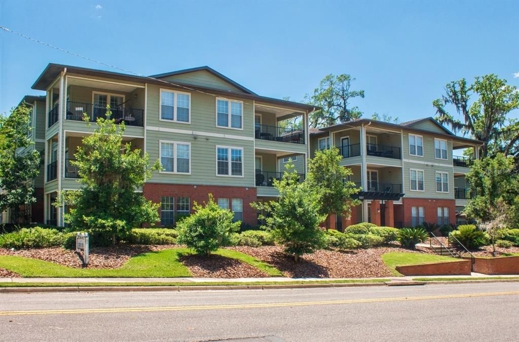 For Sale: $430,000 (3 beds, 3 baths, 1330 Square Feet)