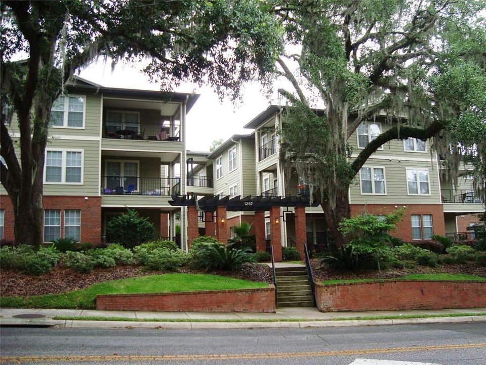 For Sale: $430,000 (3 beds, 3 baths, 1330 Square Feet)