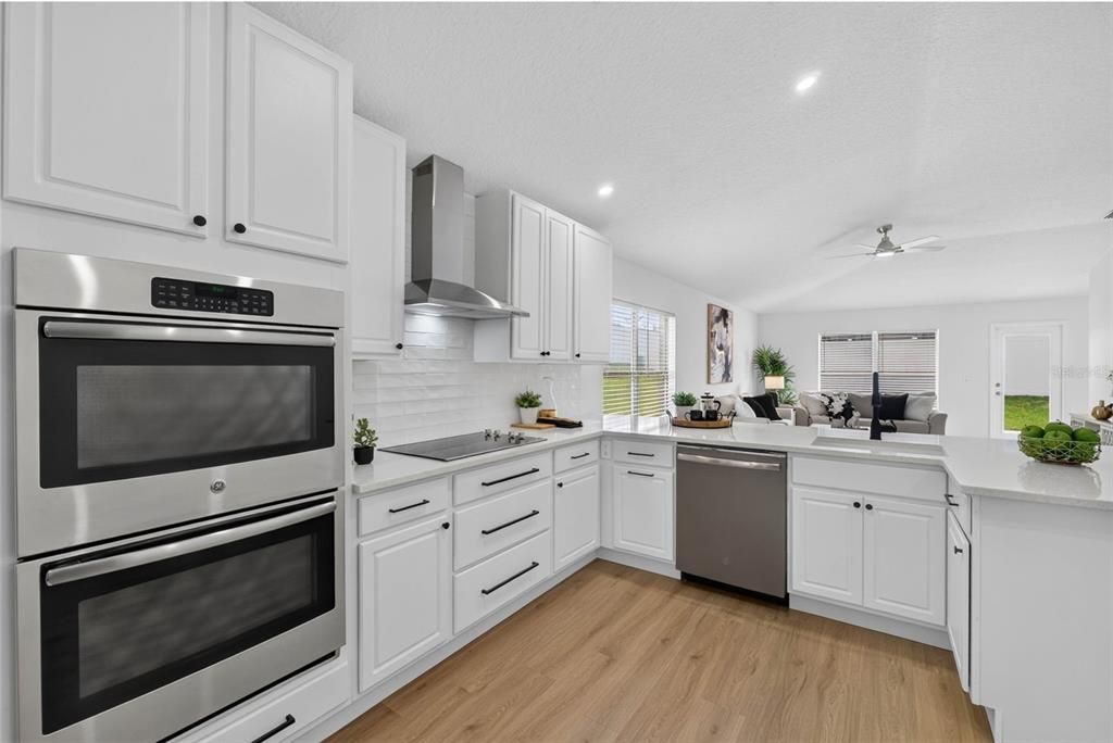 Activo con contrato: $525,000 (4 camas, 2 baños, 2028 Pies cuadrados)