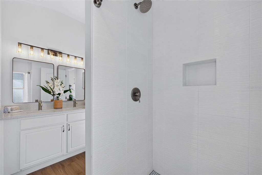 Activo con contrato: $525,000 (4 camas, 2 baños, 2028 Pies cuadrados)