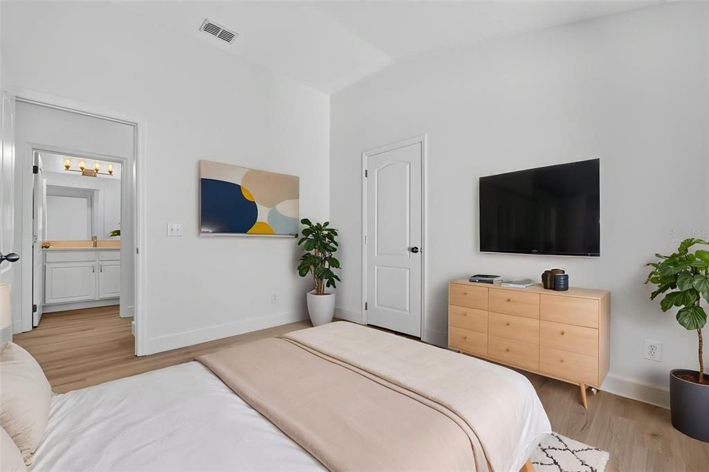 Activo con contrato: $525,000 (4 camas, 2 baños, 2028 Pies cuadrados)