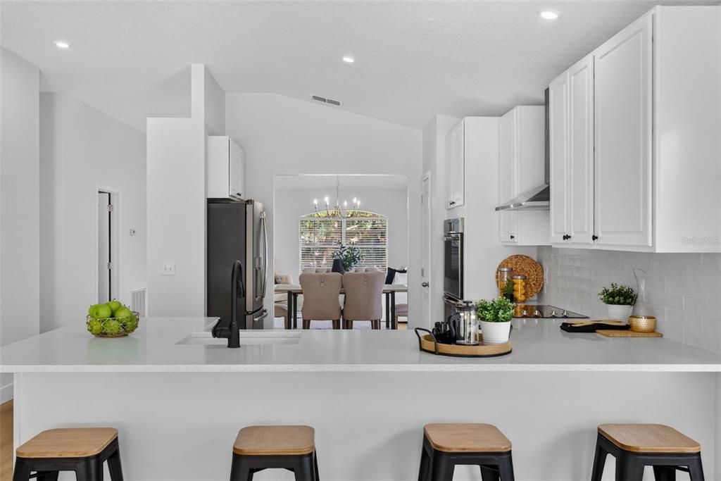 Activo con contrato: $525,000 (4 camas, 2 baños, 2028 Pies cuadrados)