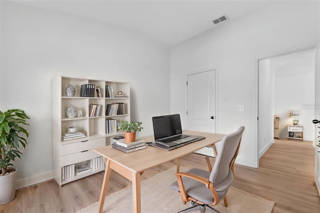 Activo con contrato: $525,000 (4 camas, 2 baños, 2028 Pies cuadrados)
