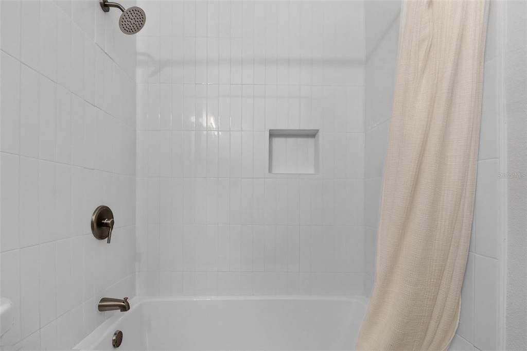 Activo con contrato: $525,000 (4 camas, 2 baños, 2028 Pies cuadrados)