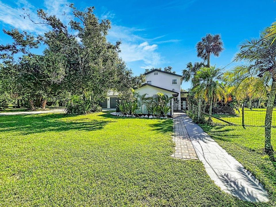 En Venta: $900,000 (4 camas, 3 baños, 3400 Pies cuadrados)