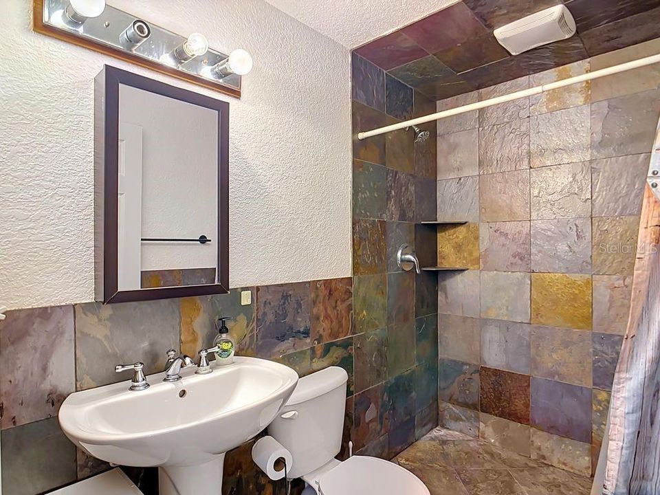 En Venta: $900,000 (4 camas, 3 baños, 3400 Pies cuadrados)
