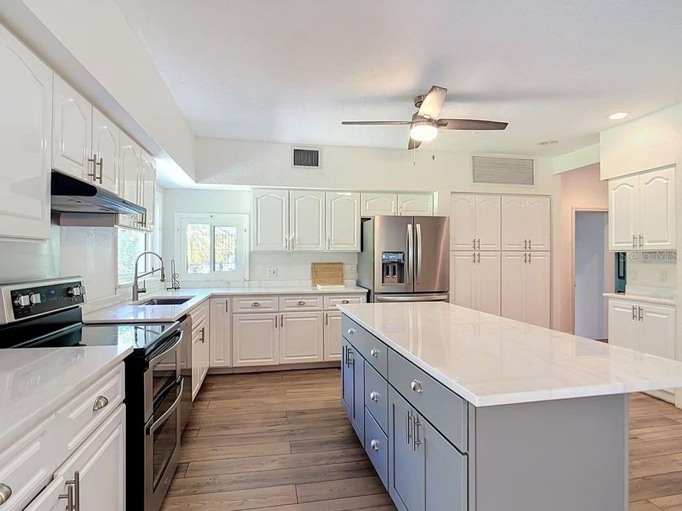 En Venta: $900,000 (4 camas, 3 baños, 3400 Pies cuadrados)