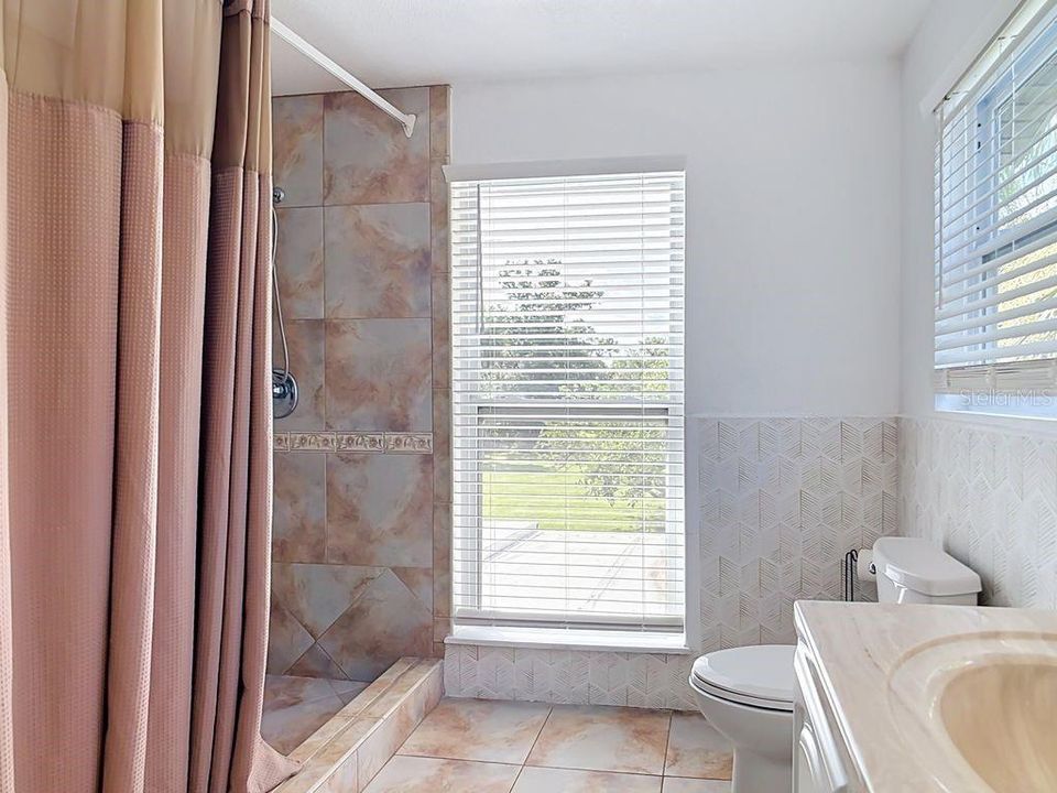 En Venta: $900,000 (4 camas, 3 baños, 3400 Pies cuadrados)
