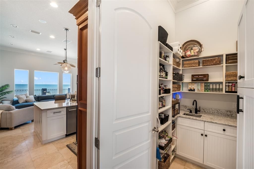 En Venta: $4,475,000 (5 camas, 4 baños, 6400 Pies cuadrados)