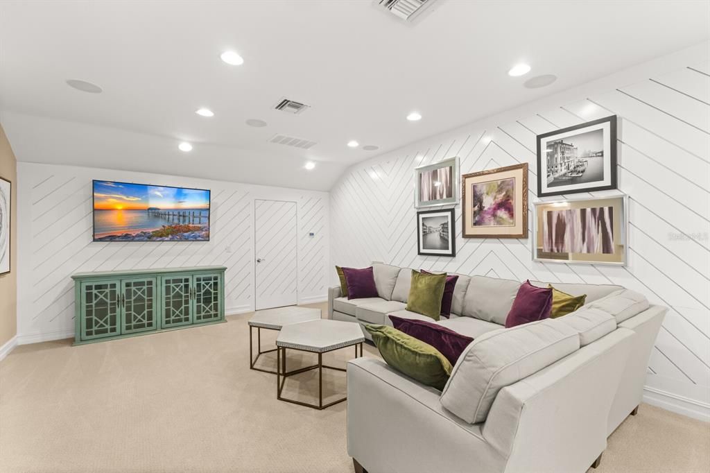 For Sale: $999,999 (3 beds, 4 baths, 3665 Square Feet)