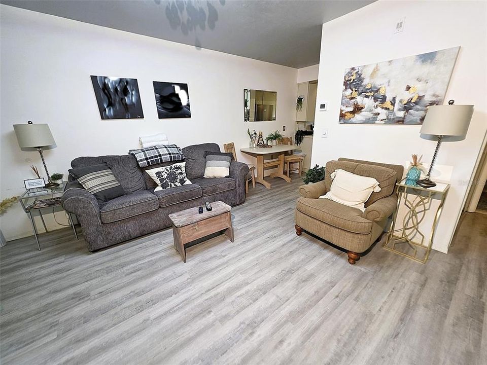 На продажу: $199,900 (1 спален, 1 ванн, 700 Квадратных фут)