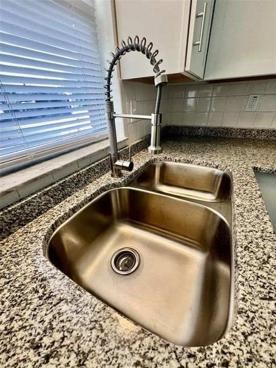 For Rent: $950 (1 beds, 1 baths, 1040 Square Feet)