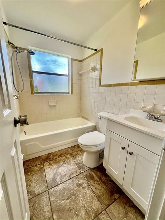 For Rent: $950 (1 beds, 1 baths, 1040 Square Feet)
