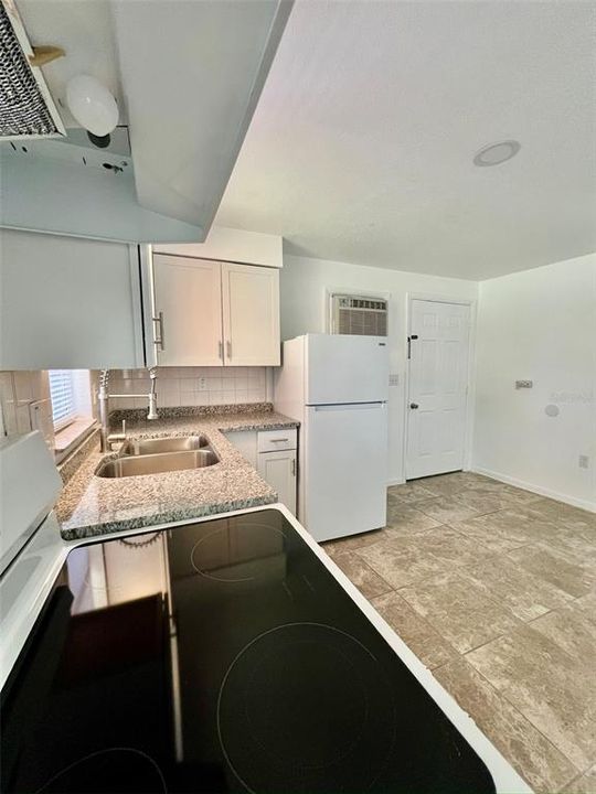 For Rent: $950 (1 beds, 1 baths, 1040 Square Feet)