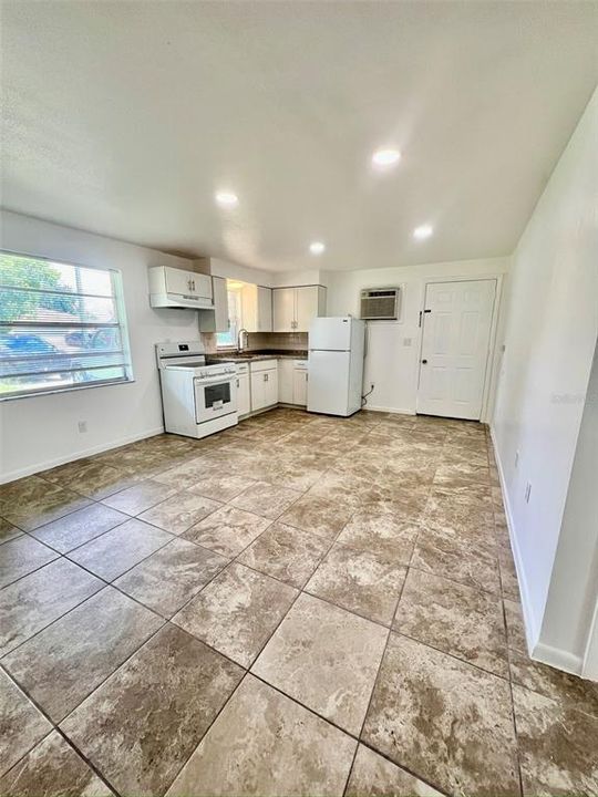For Rent: $950 (1 beds, 1 baths, 1040 Square Feet)