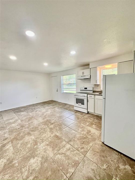 For Rent: $950 (1 beds, 1 baths, 1040 Square Feet)