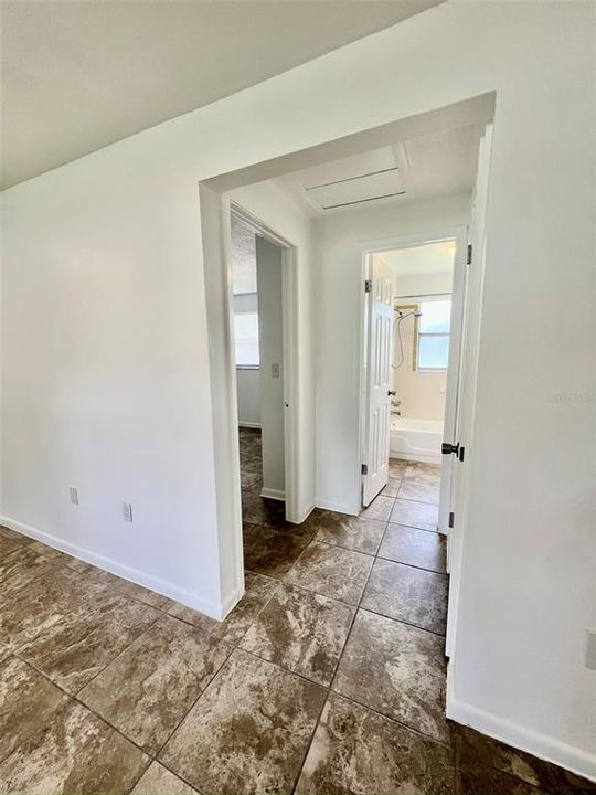 For Rent: $950 (1 beds, 1 baths, 1040 Square Feet)
