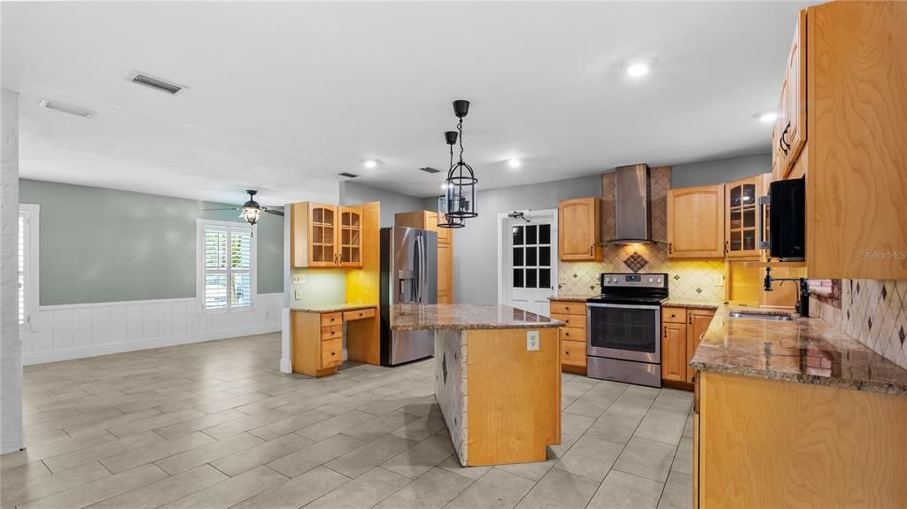 For Rent: $2,500 (3 beds, 2 baths, 1945 Square Feet)