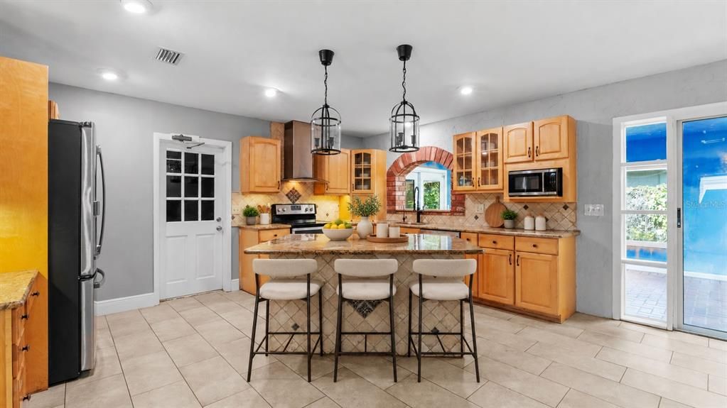 For Rent: $2,500 (3 beds, 2 baths, 1945 Square Feet)