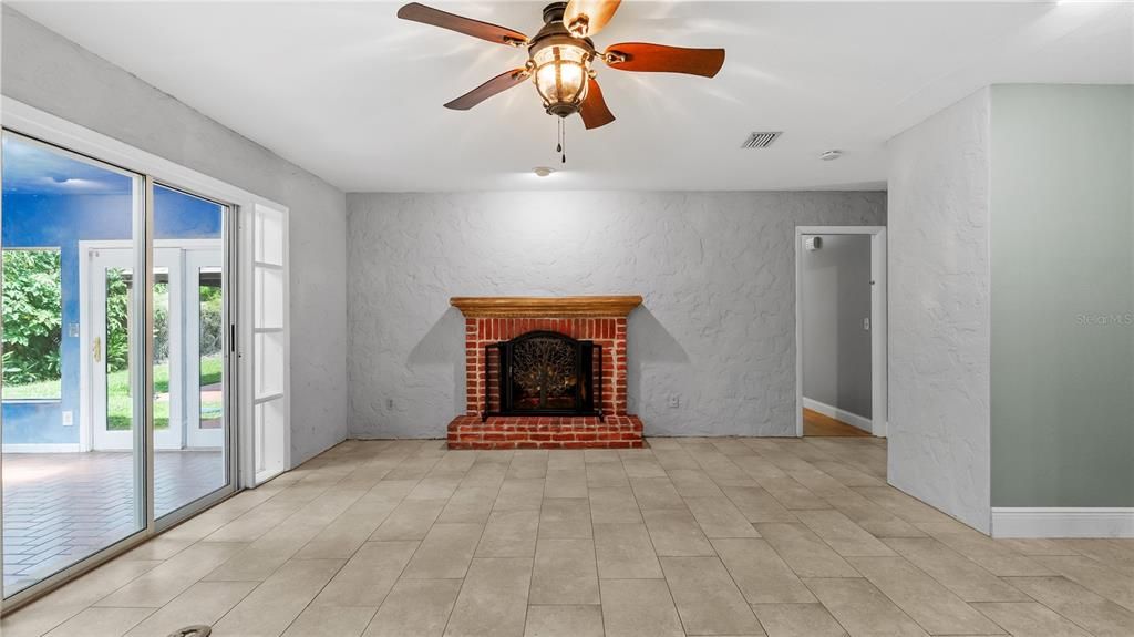 For Rent: $2,500 (3 beds, 2 baths, 1945 Square Feet)