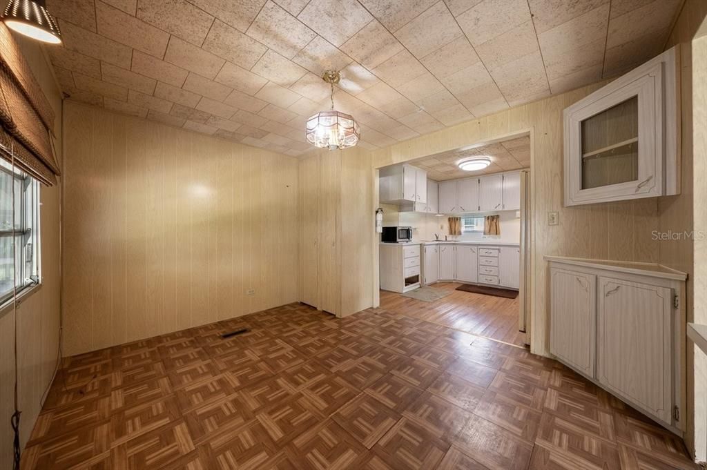For Sale: $169,000 (2 beds, 2 baths, 1040 Square Feet)