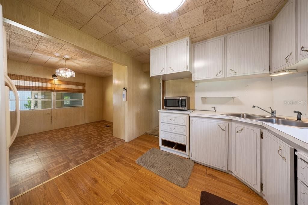 For Sale: $169,000 (2 beds, 2 baths, 1040 Square Feet)