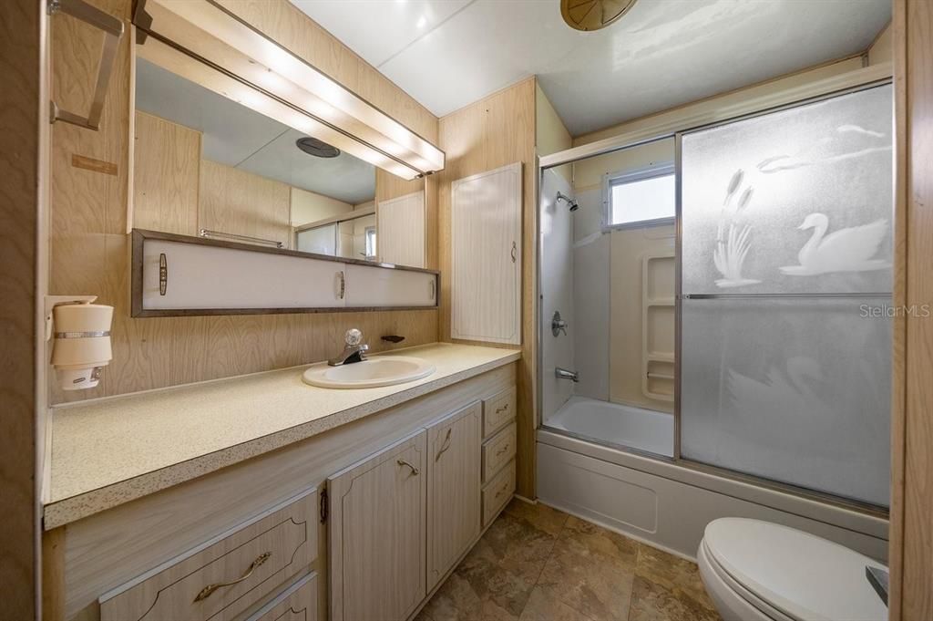 For Sale: $169,000 (2 beds, 2 baths, 1040 Square Feet)