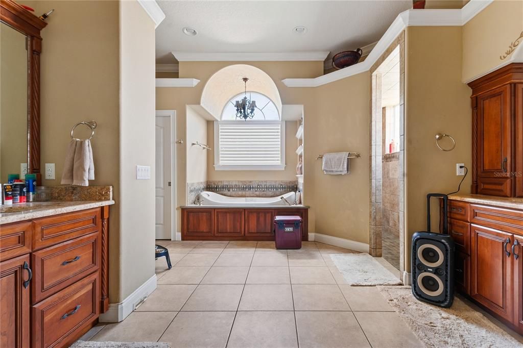 For Sale: $750,000 (5 beds, 3 baths, 3611 Square Feet)