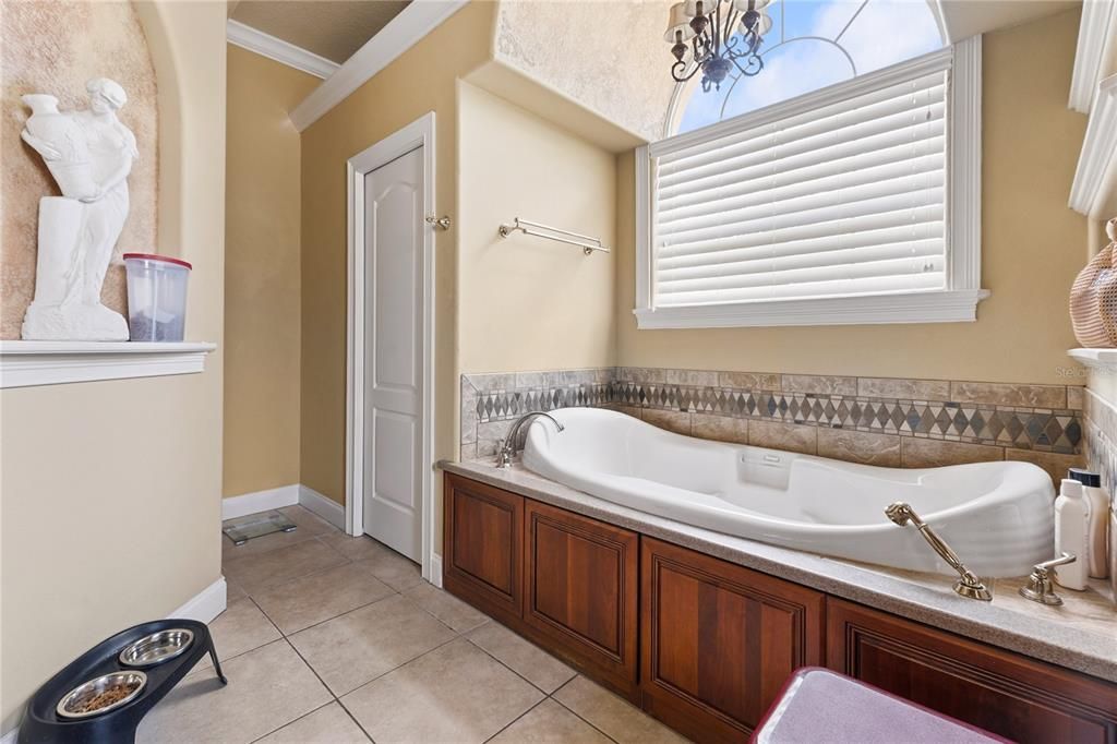 For Sale: $750,000 (5 beds, 3 baths, 3611 Square Feet)